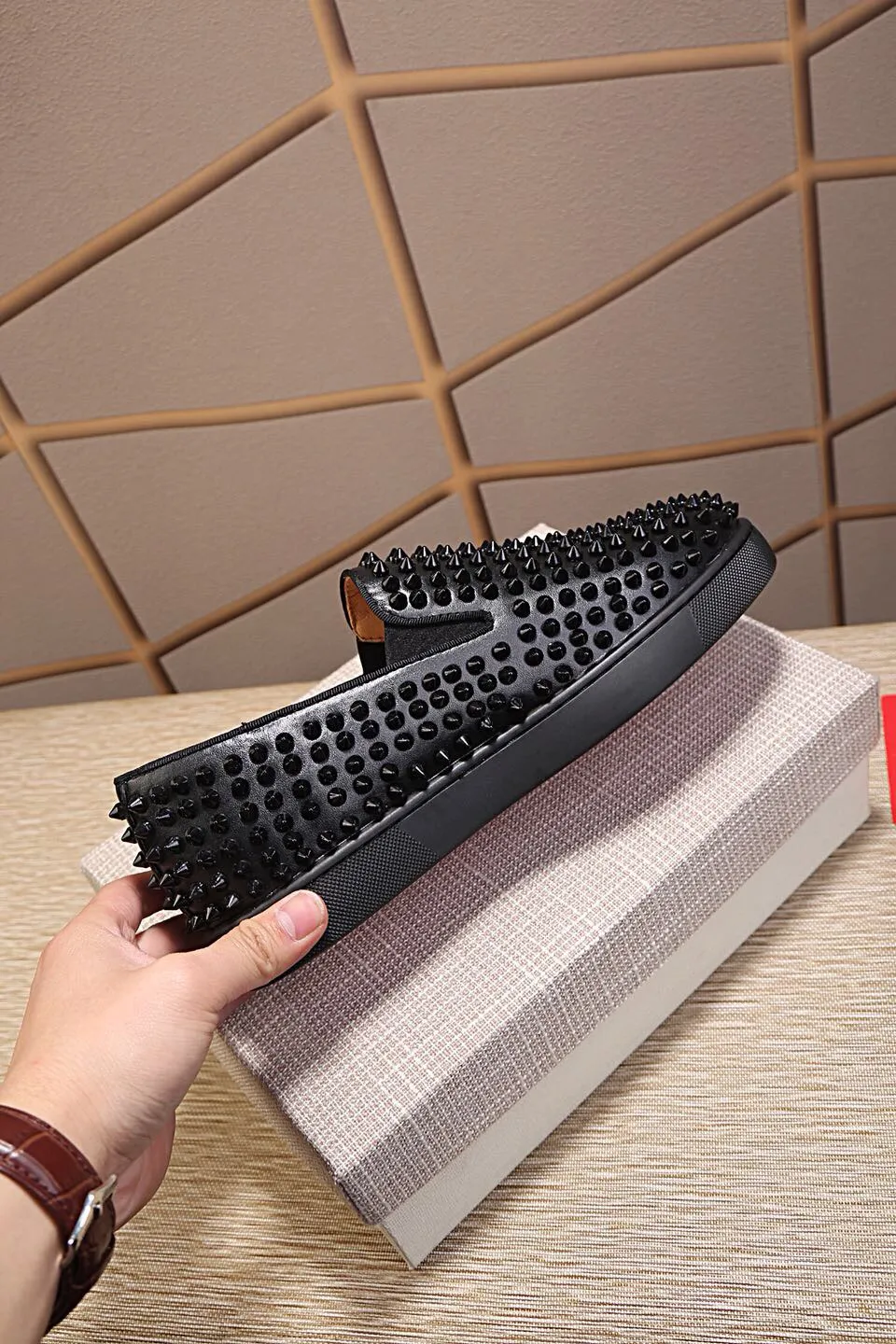 Ex-factory price 440. christian louboutin (CL red sole shoes) counter nail series, casual sneakers for couples 📢 📢 📢 Exclusive hot style release 🎈🎈💪 Movable latex feet 👻 Finished large sole car line [satisfied] 😝Female 35-40# Male 38#-46, global supply😝 [Top version]: original imported cowhide frosted upper, top original leather lining, original molded TPU outsole, original 1:1 detail processing, original shoe last, large quantity available from stock,